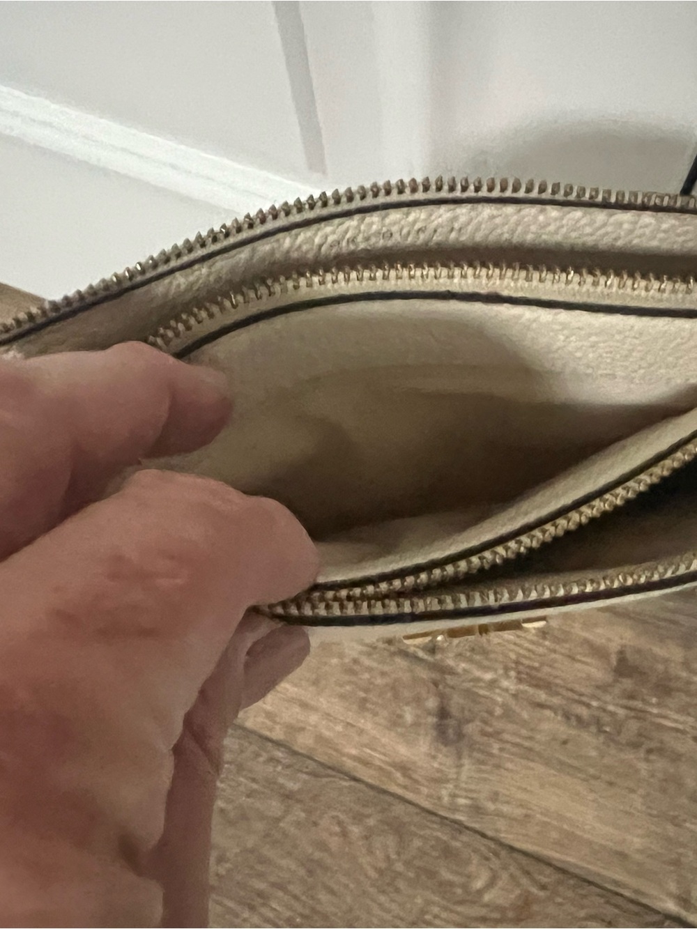 Tory Burch Cream Pebbled Leather Crossbody with Gold Hardware - Picture 5 of 15